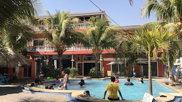 Bar junto a la piscina