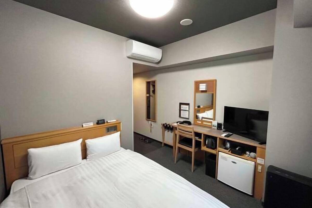 Escritorio, wifi gratis y ropa de cama