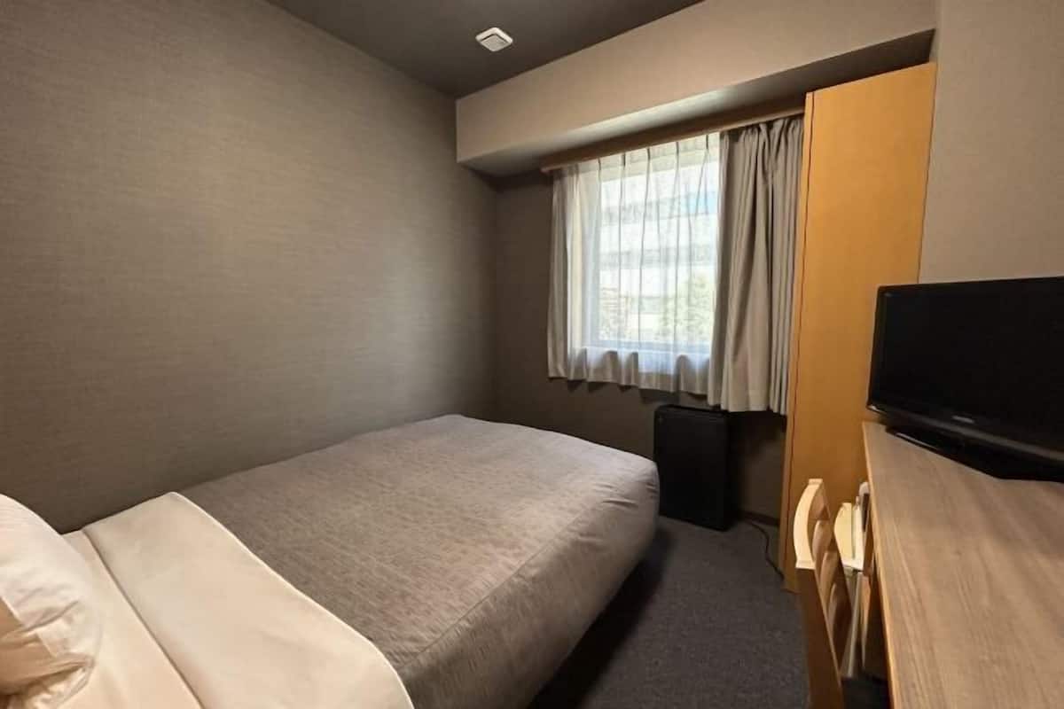 Escritorio, wifi gratis y ropa de cama