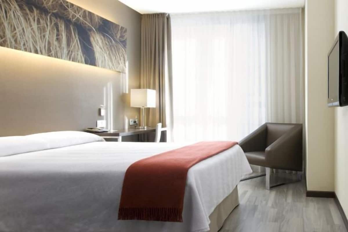 1 bedroom, premium bedding, minibar, in-room safe