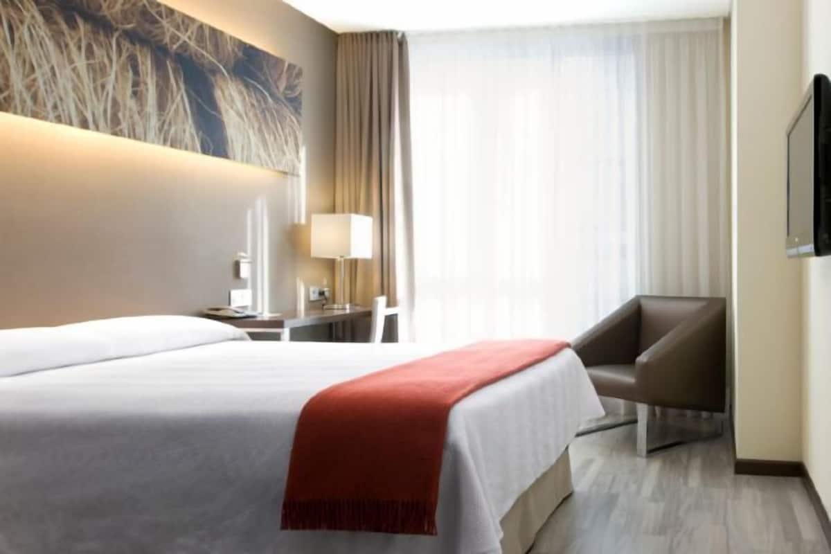 1 bedroom, premium bedding, minibar, in-room safe