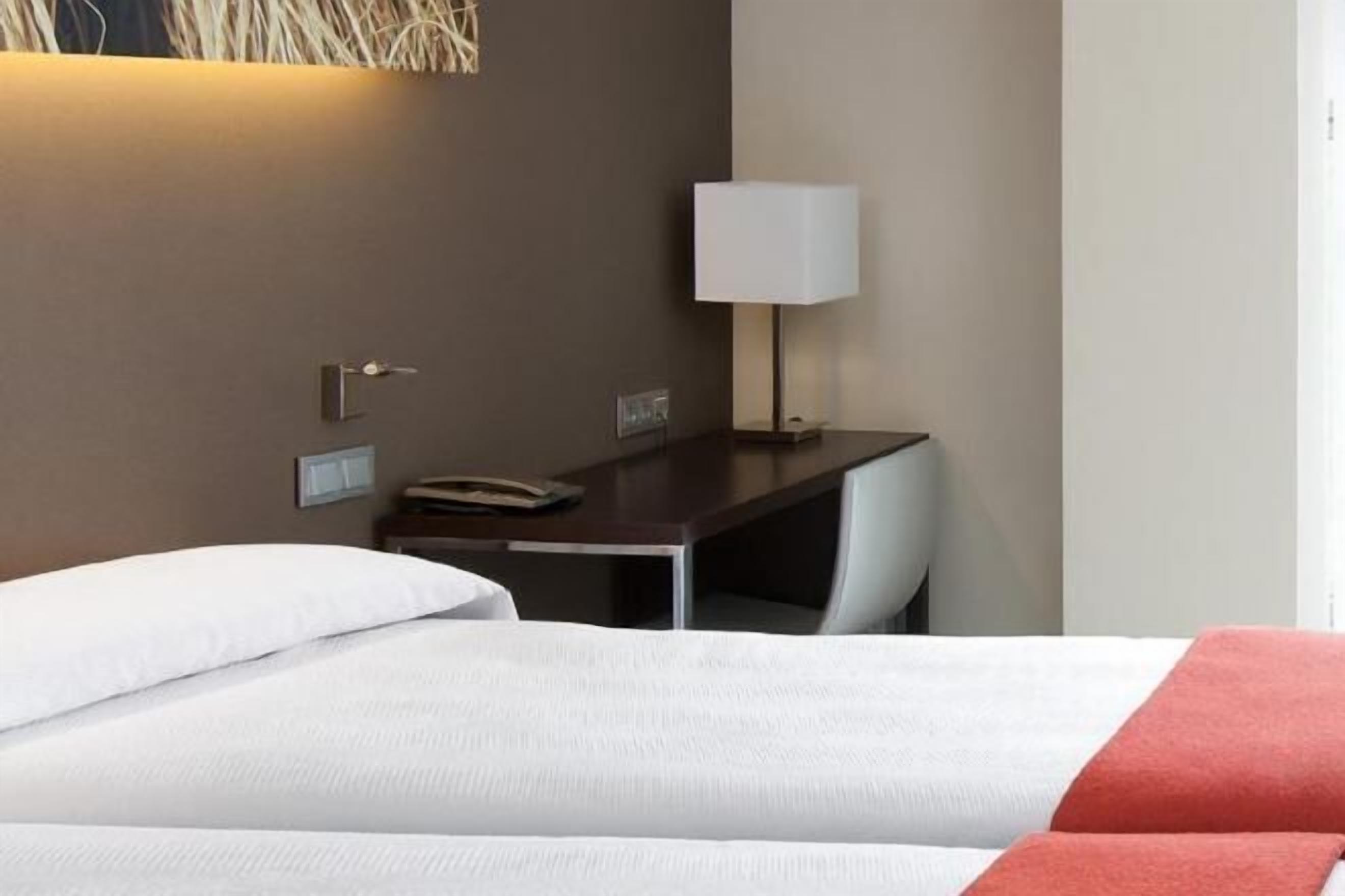 1 makuuhuone, ylelliset vuodevaatteet, minibaari, tallelokero huoneessa