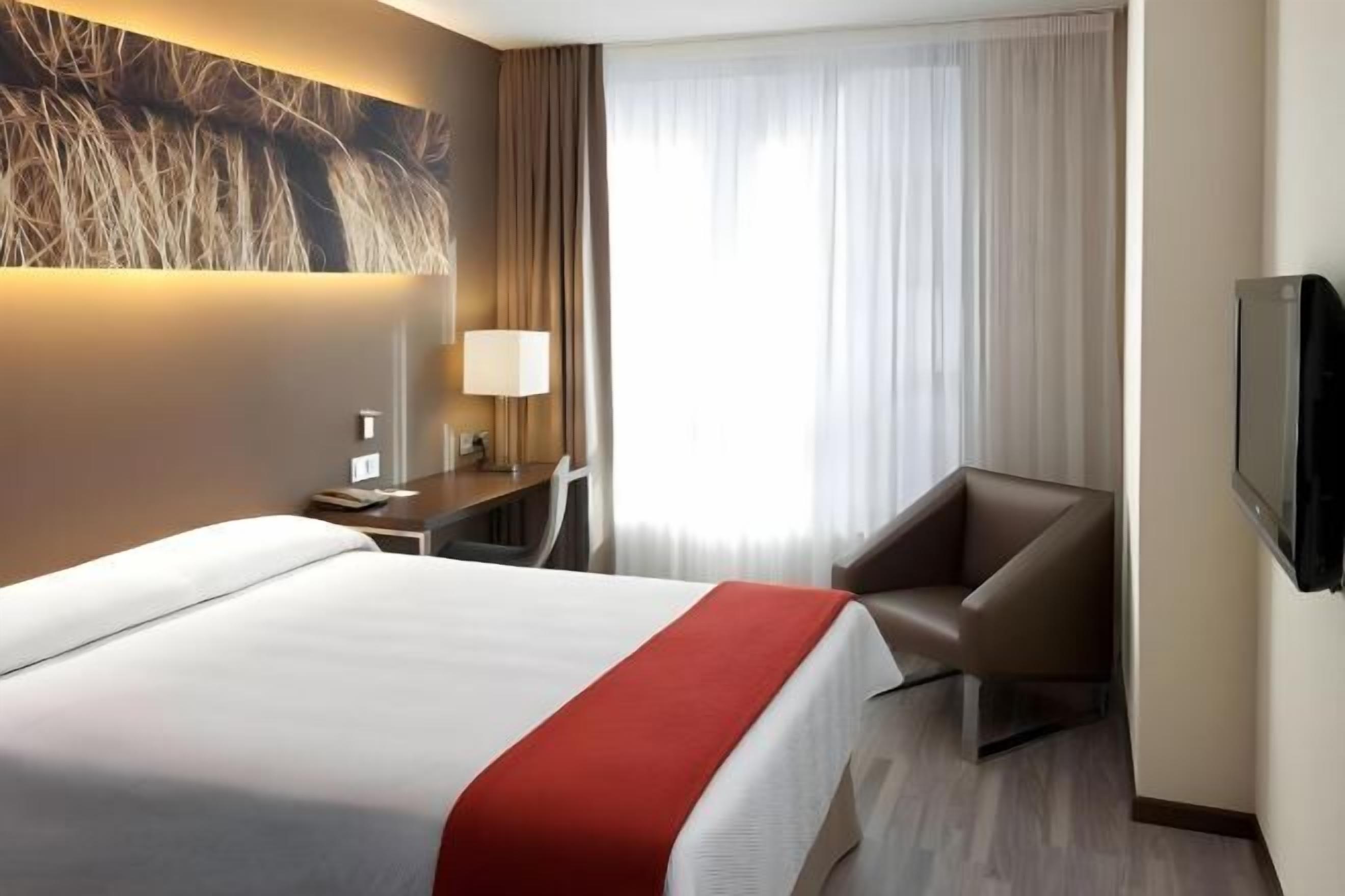 1 bedroom, premium bedding, minibar, in-room safe