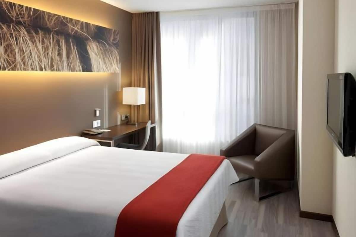 1 bedroom, premium bedding, minibar, in-room safe