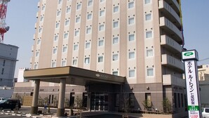 Un hôtel à plusieurs étages, reconnaissable à son grand panneau situé en haut de la façade.