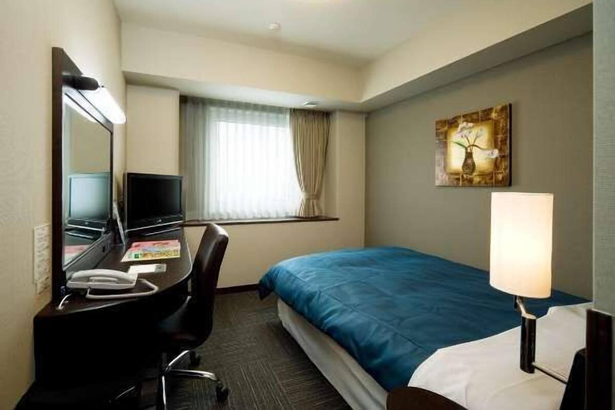 Een bureau, gratis wifi, beddengoed