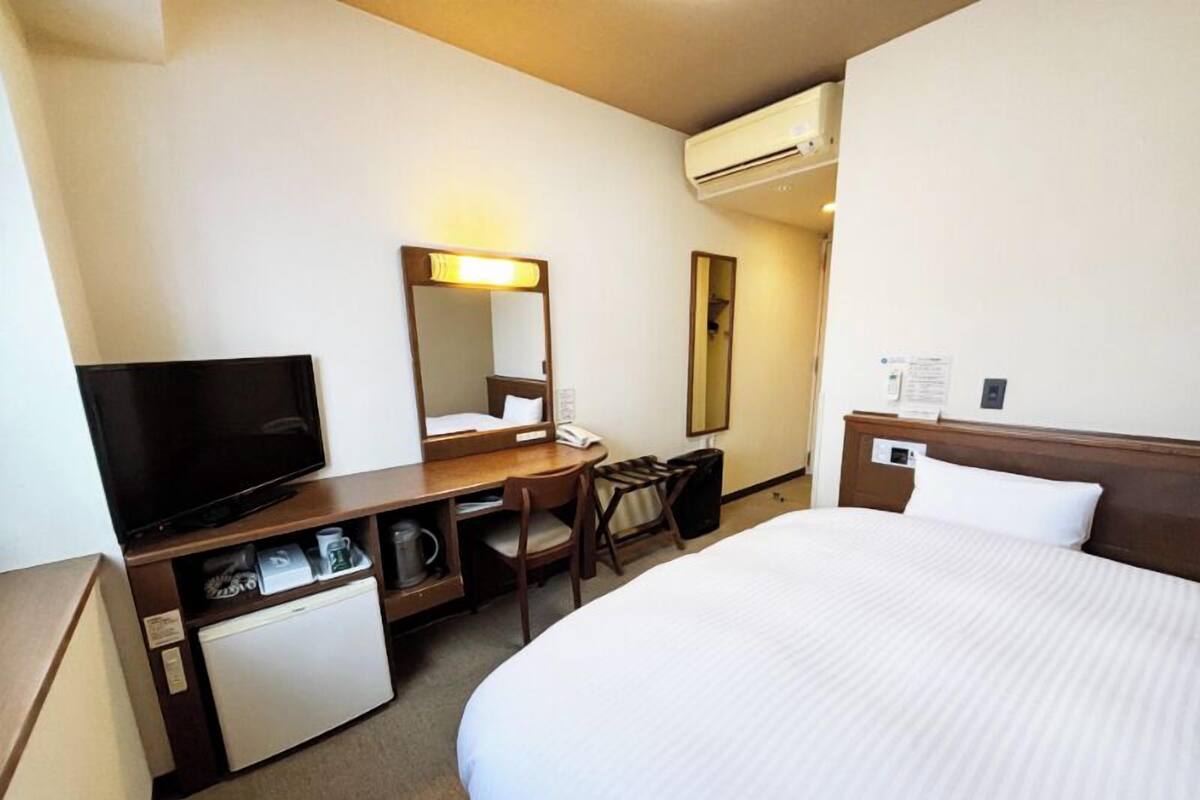 Een bureau, gratis wifi, beddengoed
