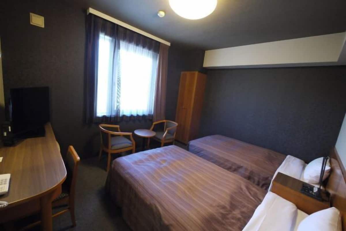 Escritorio, wifi gratis y ropa de cama