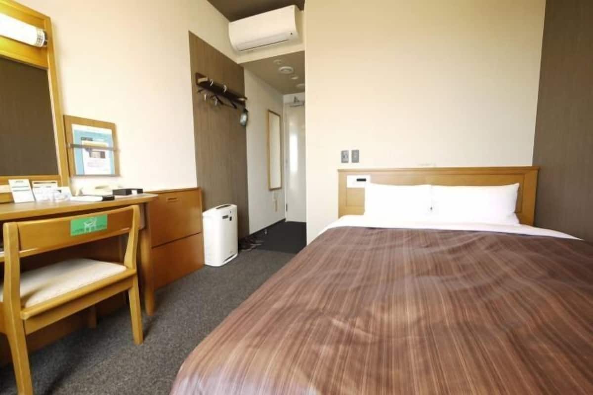 Työpöytä, ilmainen Wi-Fi, vuodevaatteet