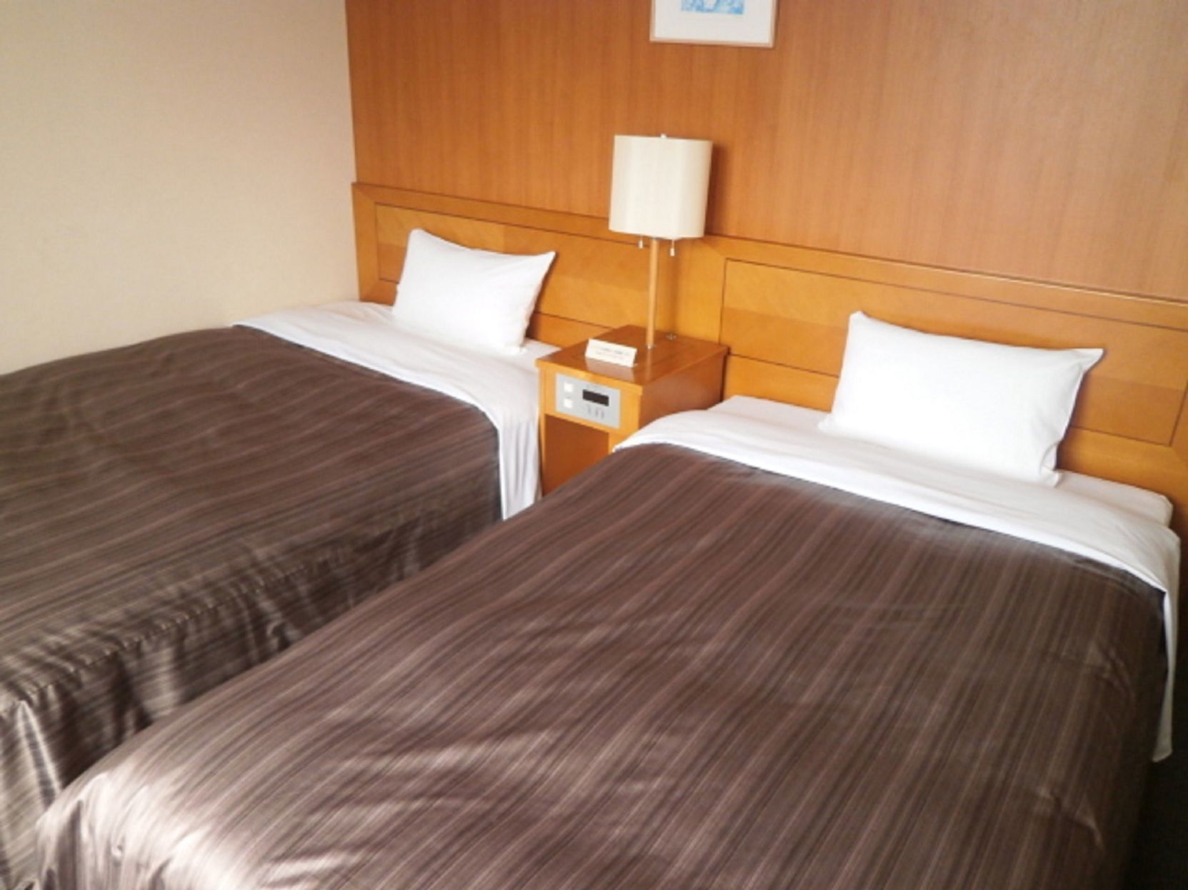 Escritorio, wifi gratis, ropa de cama