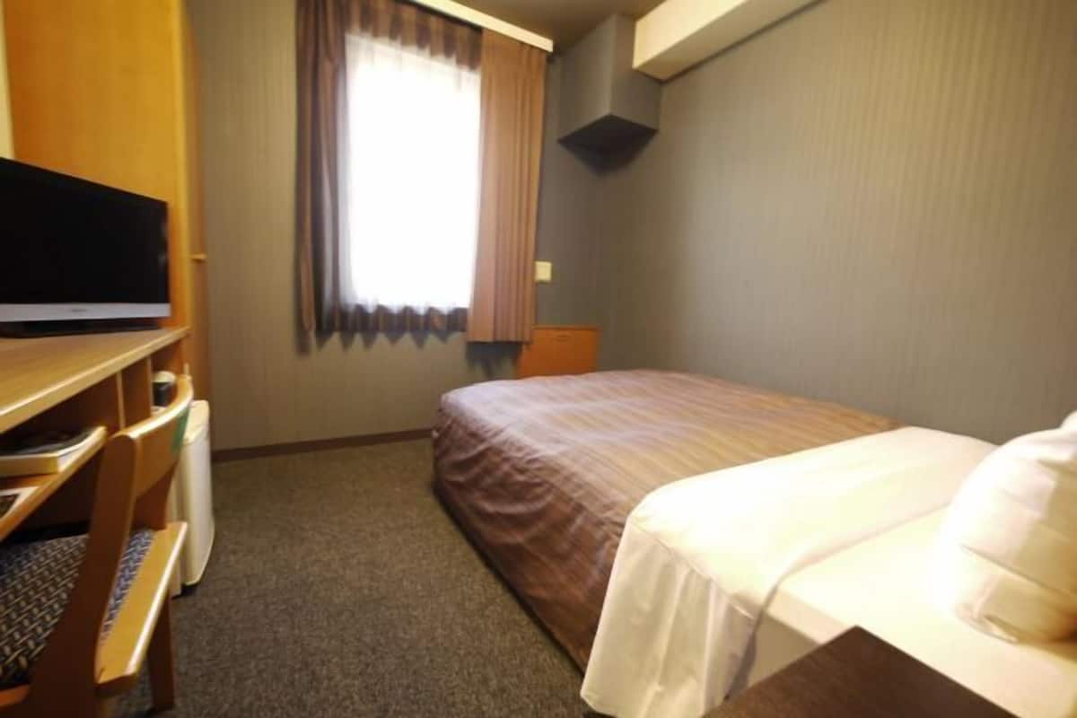 Escritorio, wifi gratis y ropa de cama
