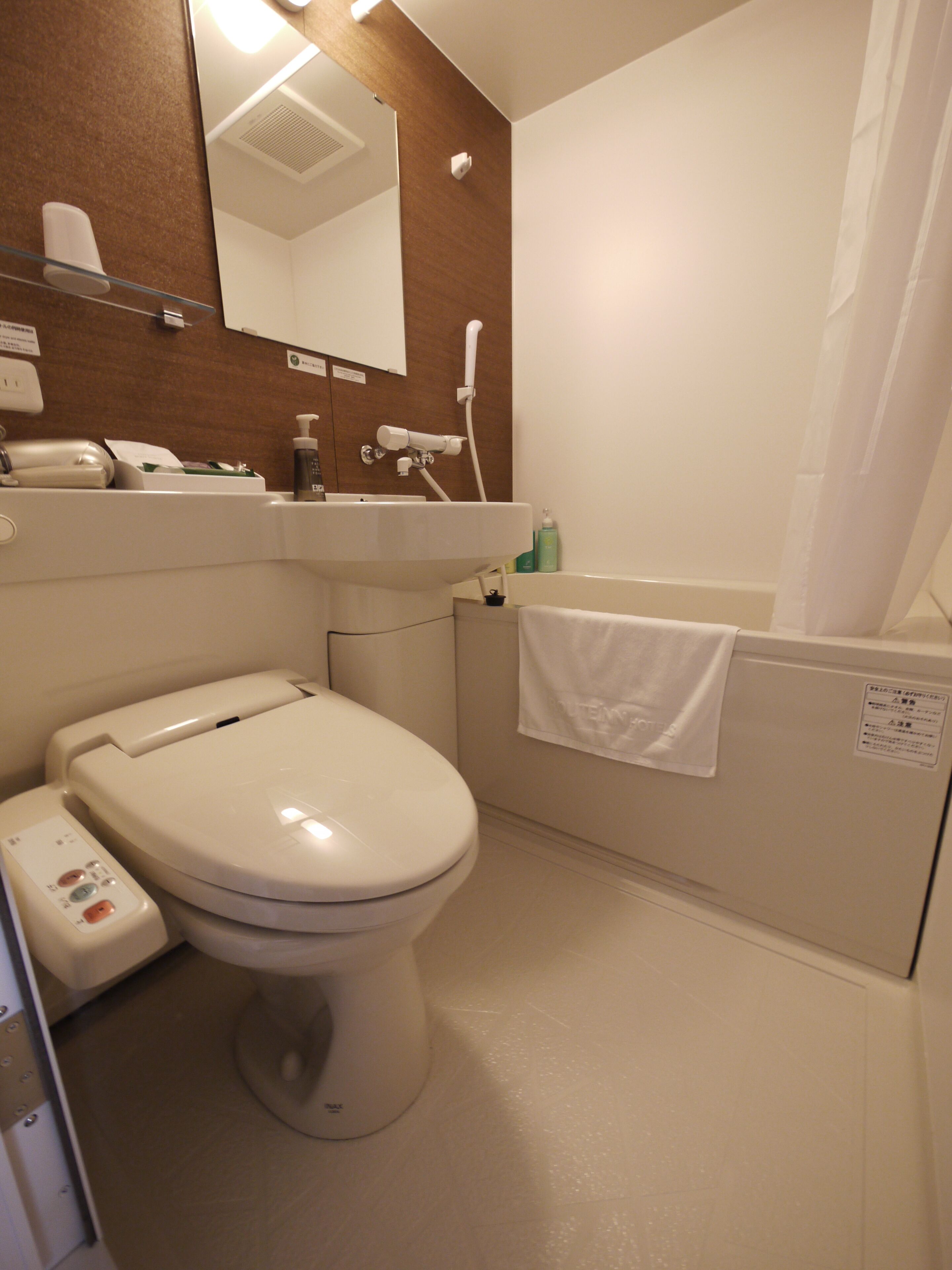 combined shower/bathtub, hair dryer, slippers, bidet