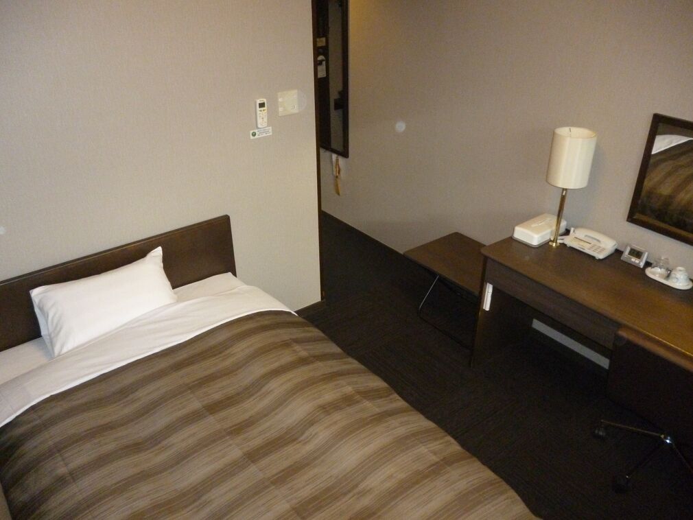 Een bureau, gratis wifi, beddengoed