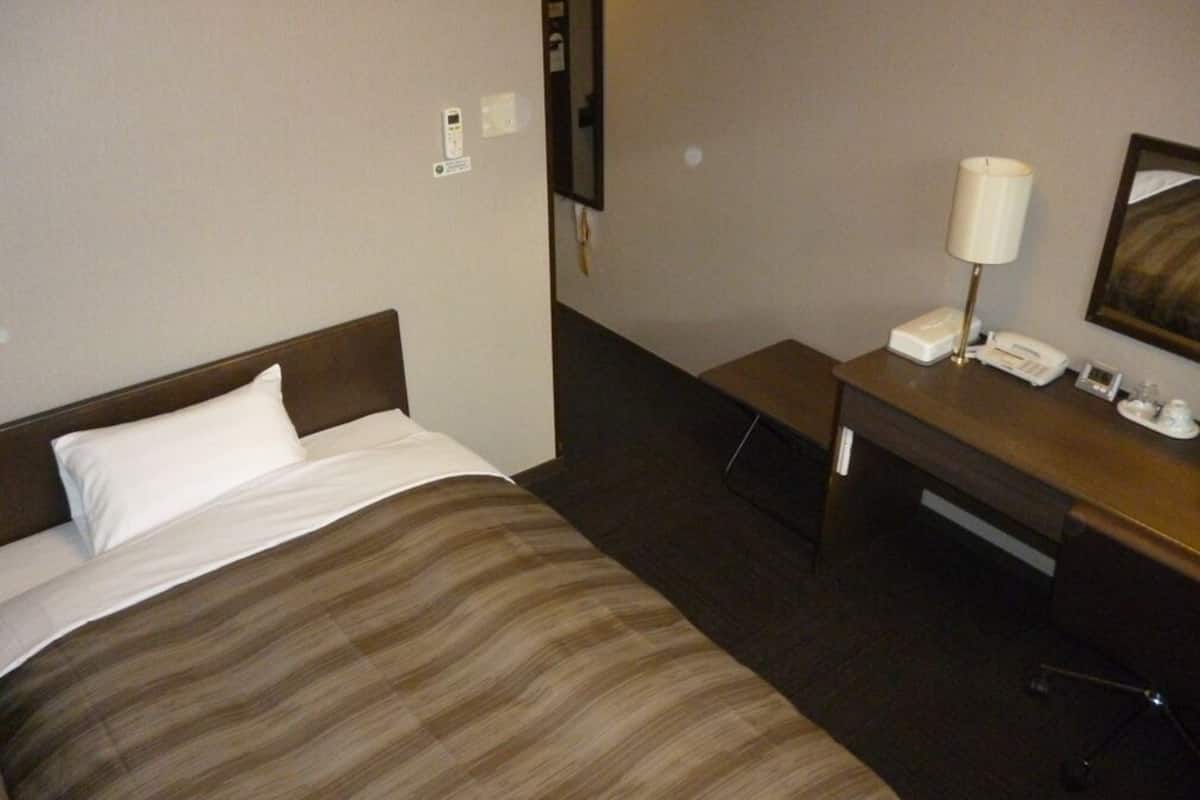 Een bureau, gratis wifi, beddengoed