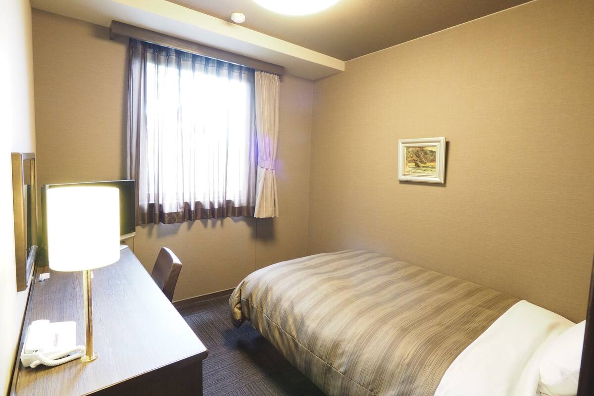 Een bureau, gratis wifi, beddengoed