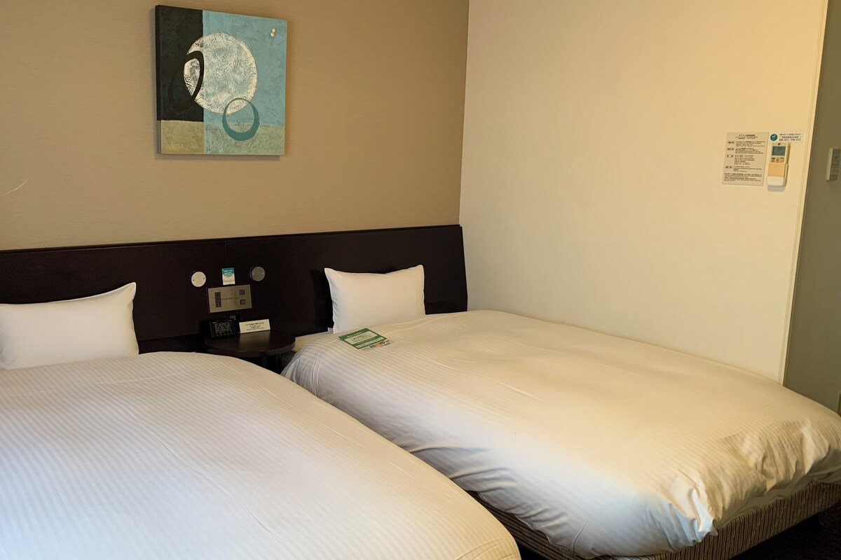 Een bureau, gratis wifi, beddengoed