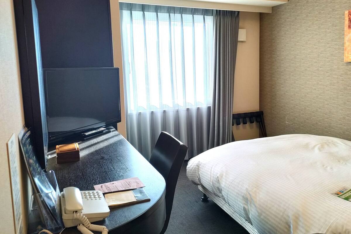 Een bureau, gratis wifi, beddengoed
