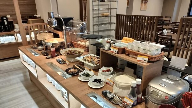 Un buffet proposant une variété de plats et d'ustensiles.