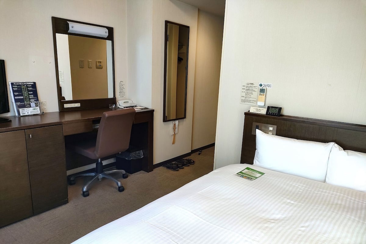 Desk, free WiFi, bed sheets