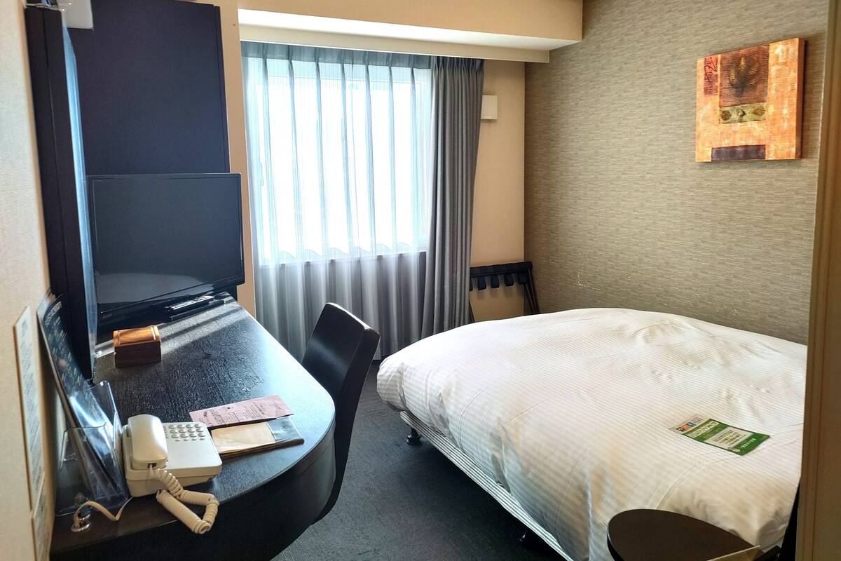 Een bureau, gratis wifi, beddengoed