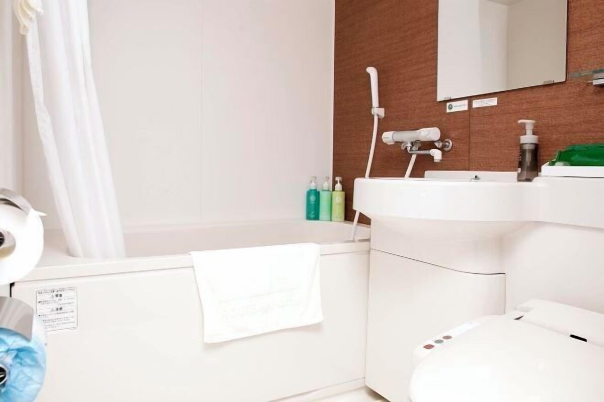 Douche, articles de toilette gratuits, sèche-cheveux, chaussons