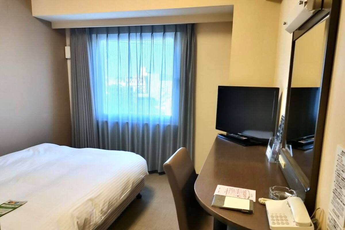 Een bureau, gratis wifi, beddengoed