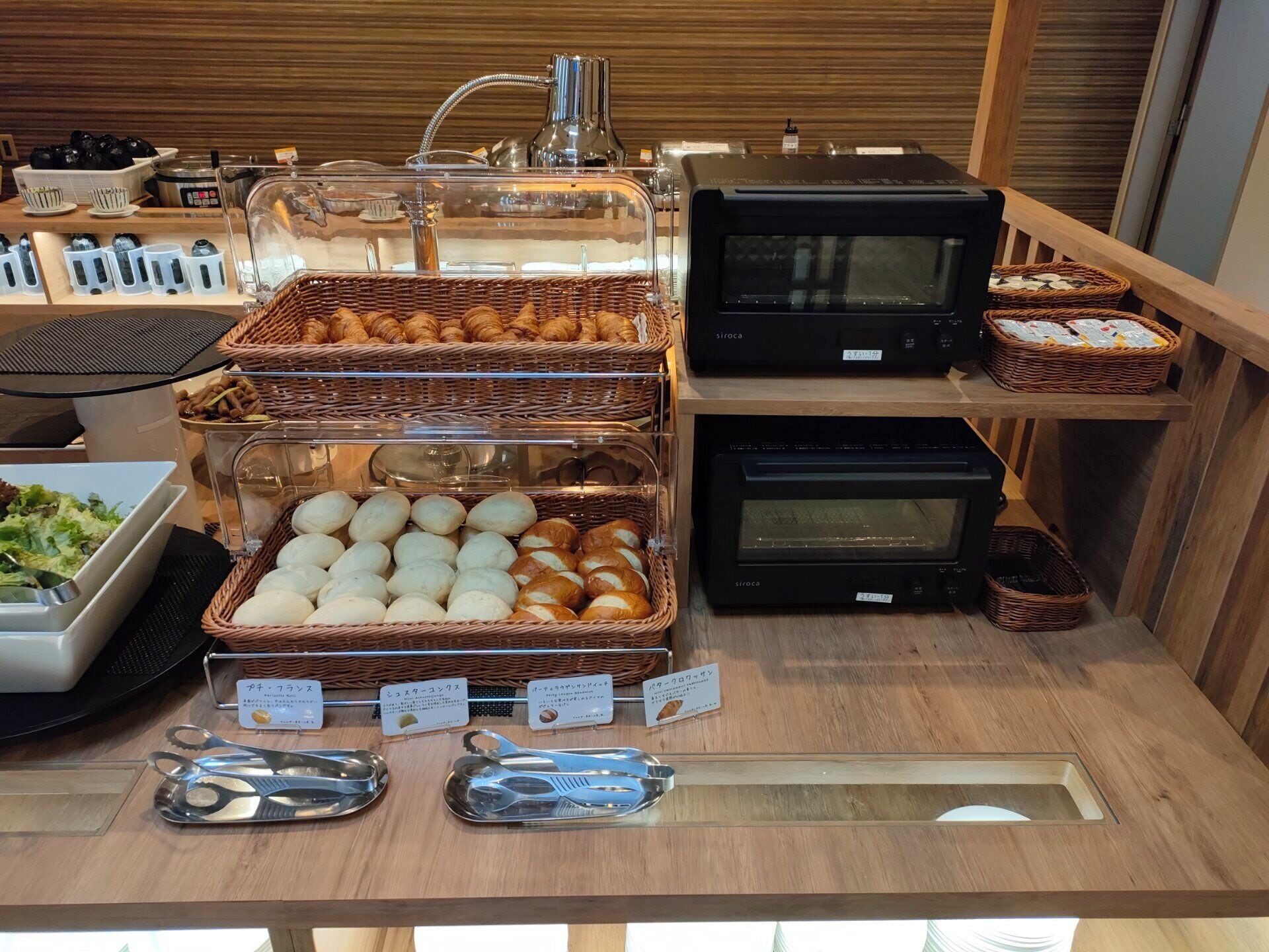 Un área de bufé con diferentes alimentos y electrodomésticos de cocina.