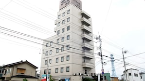 A multi-story hotel with a prominent sign at the top. - Hotel Route-Inn Court Kofu (Kofu)