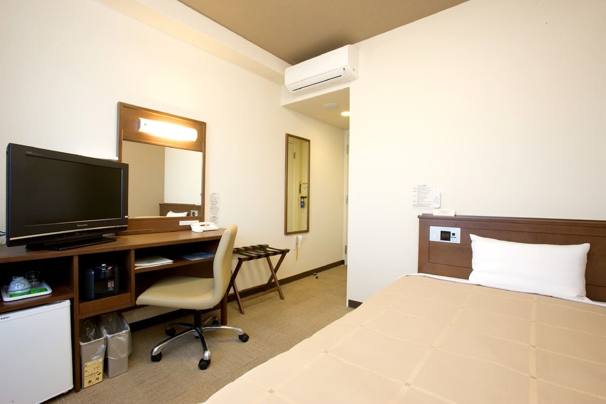 Desk, free WiFi, bed sheets