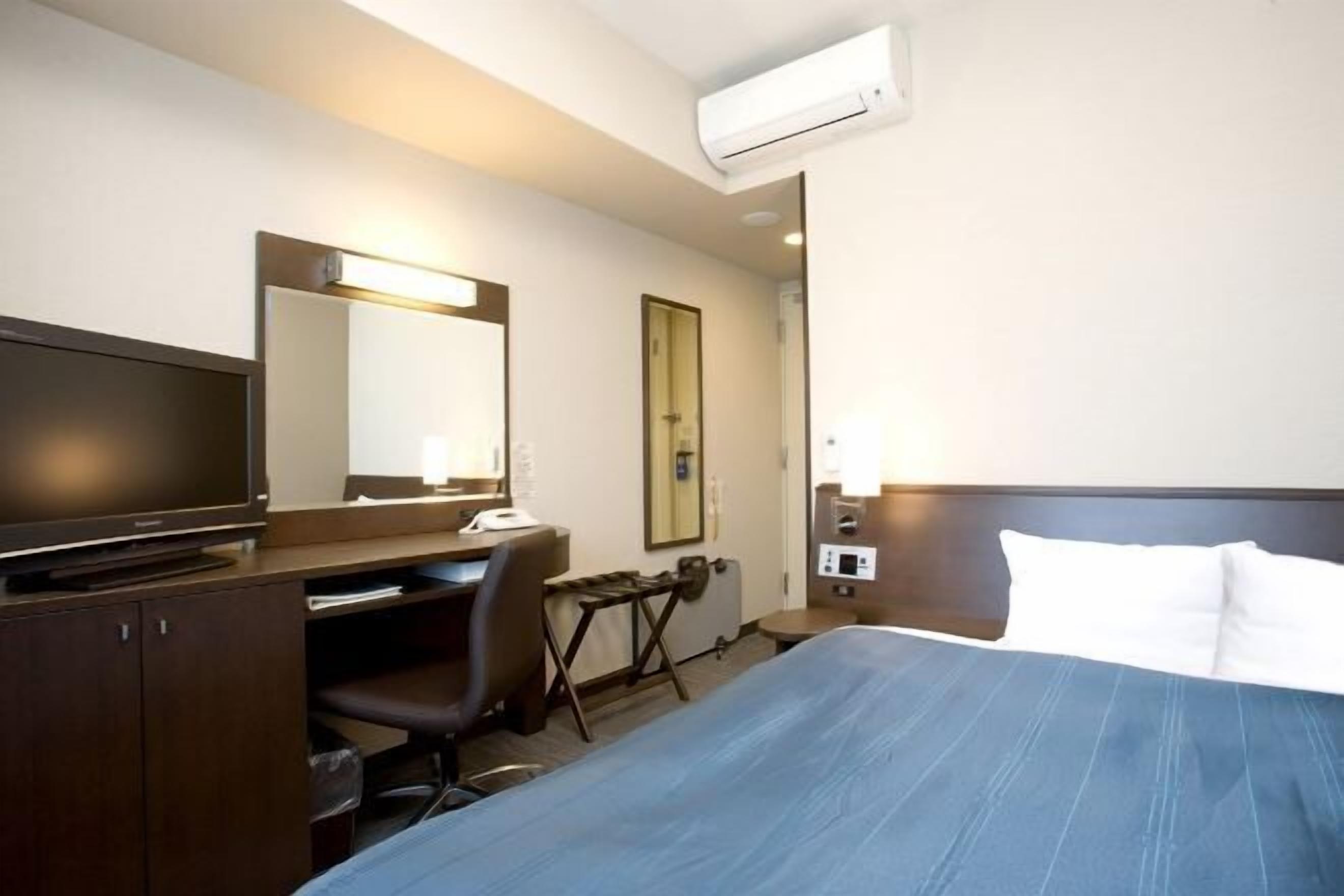 Desk, free WiFi, bed sheets