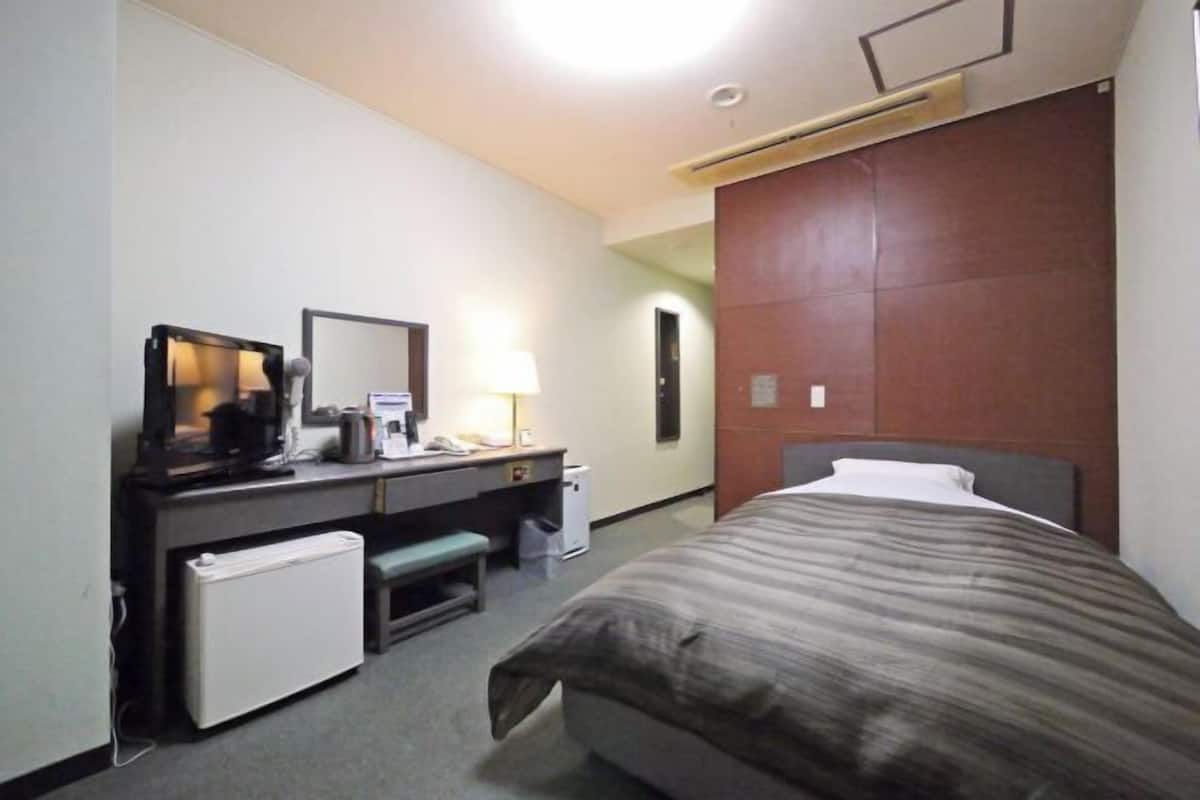 Desk, free wired Internet, bed sheets