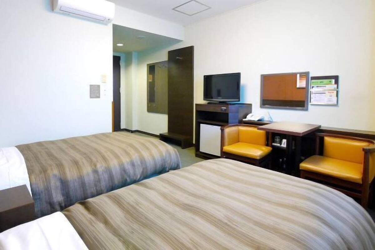 Desk, free wired Internet, bed sheets