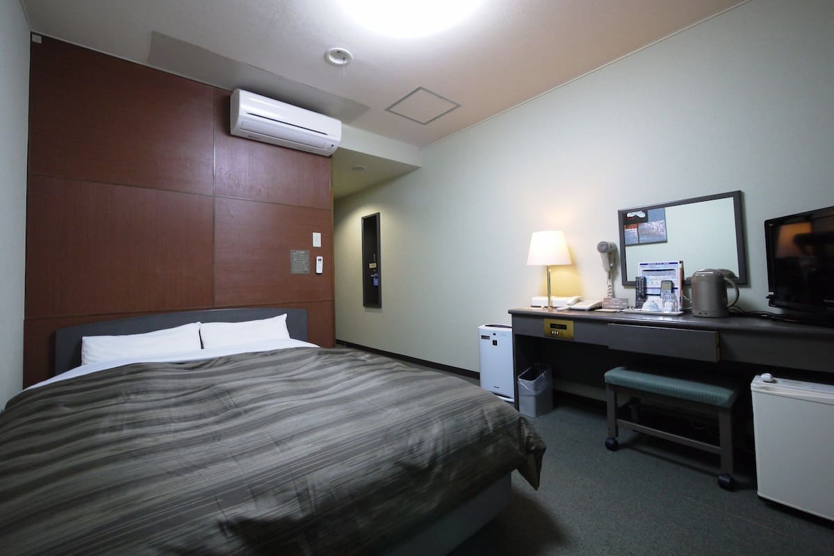 Desk, free wired Internet, bed sheets