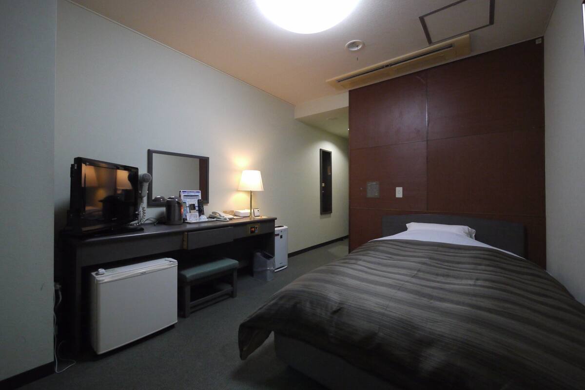 Desk, free wired Internet, bed sheets