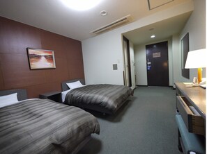 Desk, free wired internet, bed sheets - Hotel Route Inn Court Nirasaki (Nirasaki)