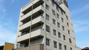 A multi-story hotel with a modern architectural design, featuring balconies on each floor and a ground-level entrance. - Hotel Route-Inn Court Uenohara (Uenohara)