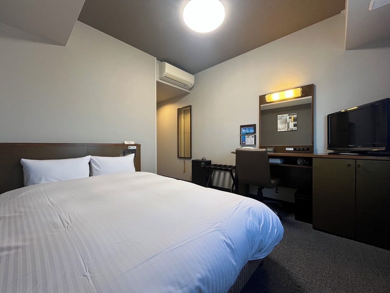 Desk, free WiFi, bed sheets