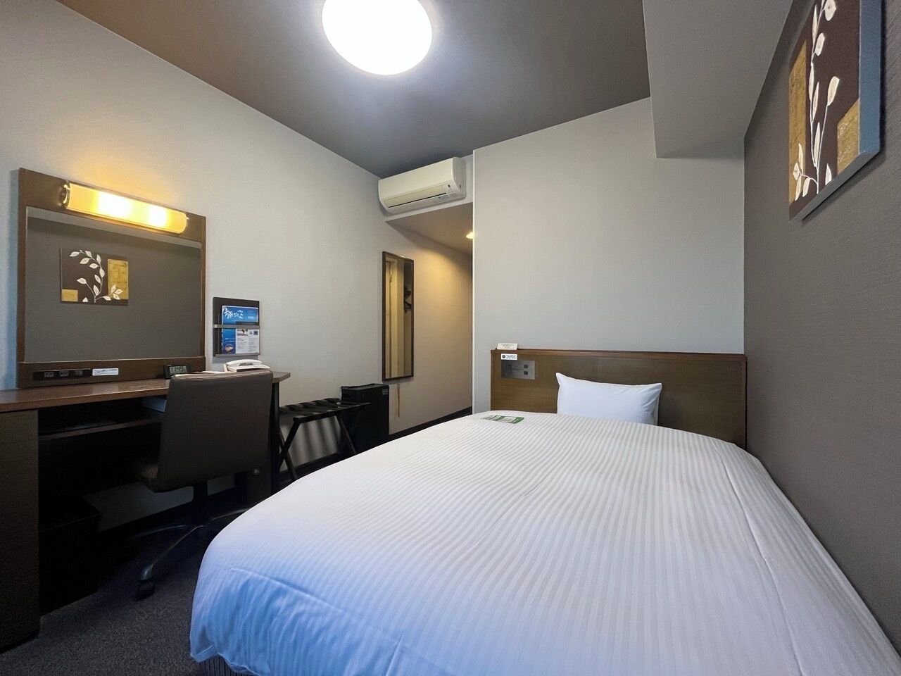 Desk, free WiFi, bed sheets