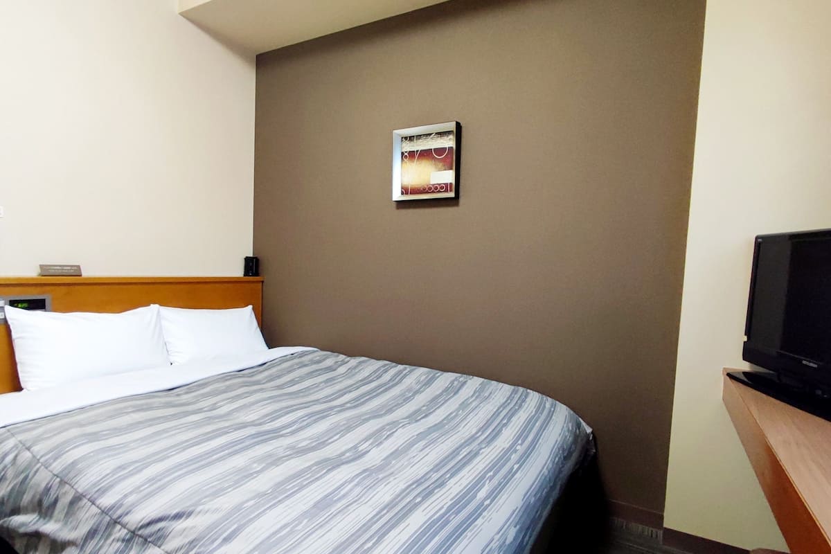 Escritorio, wifi gratis y ropa de cama