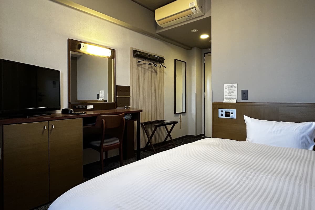 Free WiFi, bed sheets