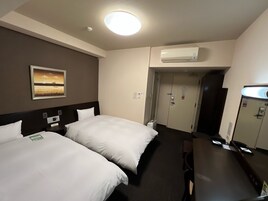 Escritorio, wifi gratis y ropa de cama 