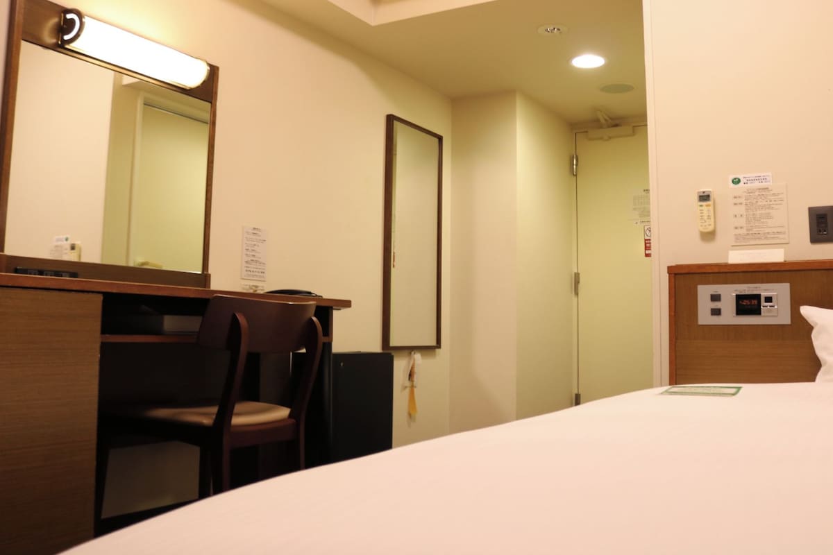 Single Room, Smoking