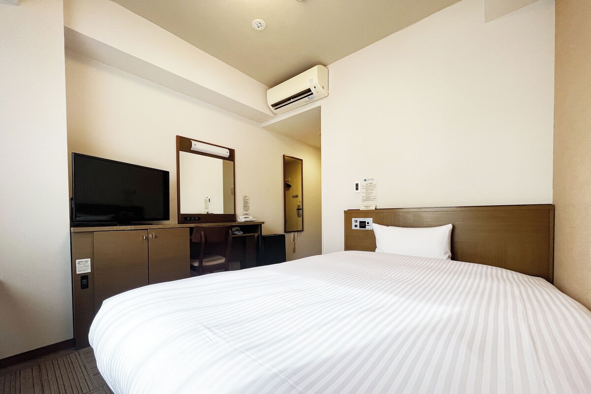 Desk, WiFi (free), bed sheets