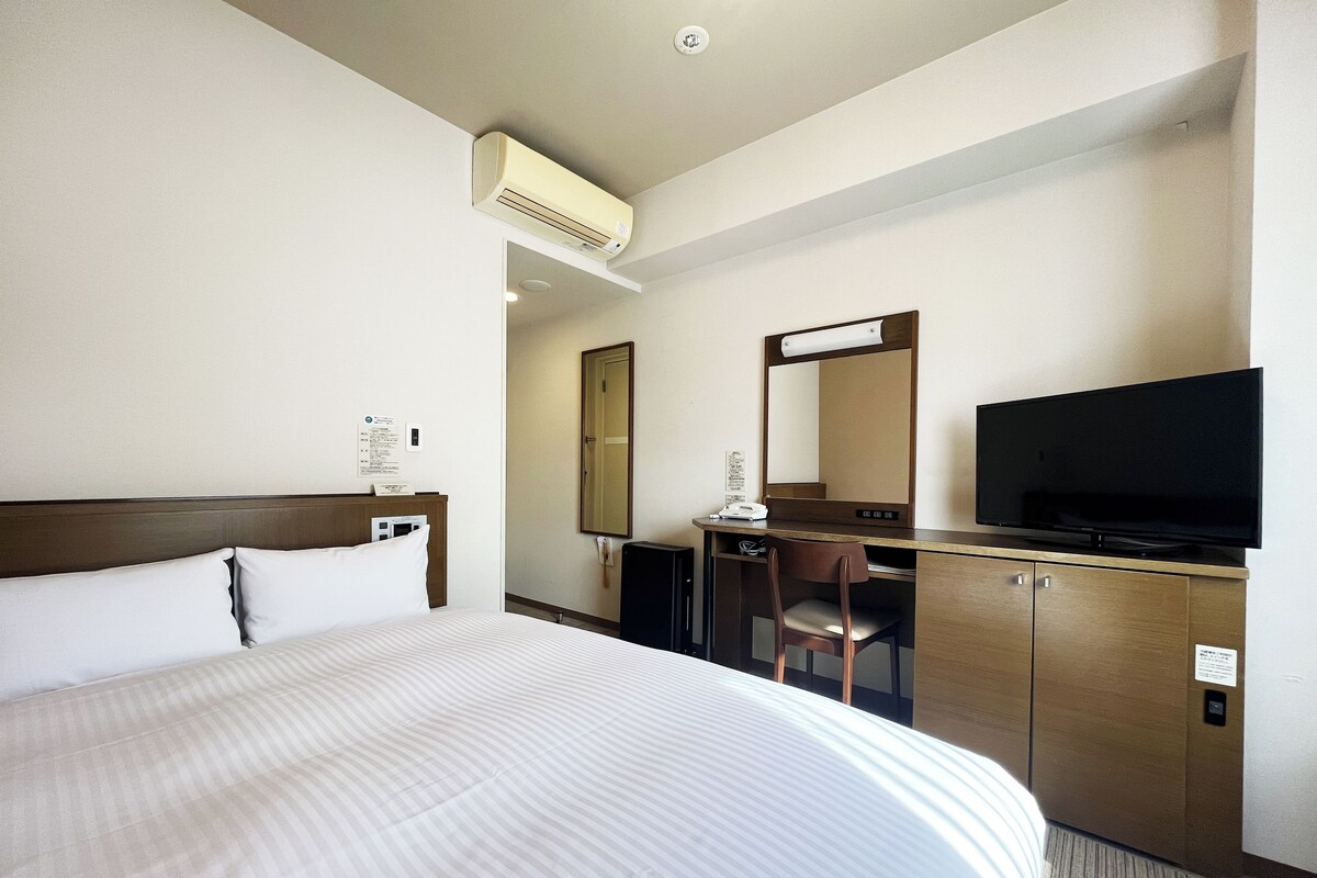 Desk, WiFi (free), bed sheets