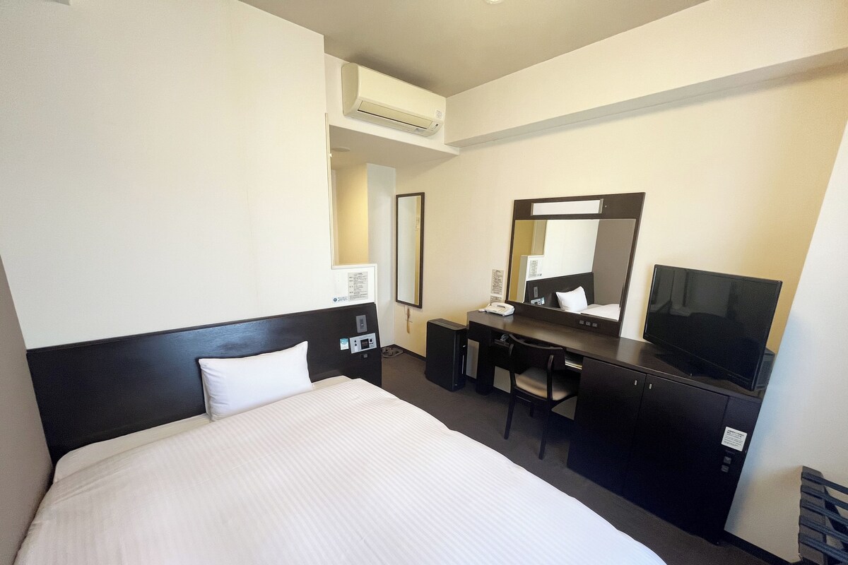 Desk, WiFi (free), bed sheets