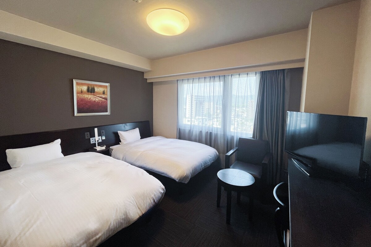 Desk, WiFi (free), bed sheets