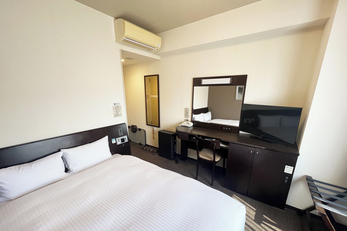 Desk, WiFi (free), bed sheets