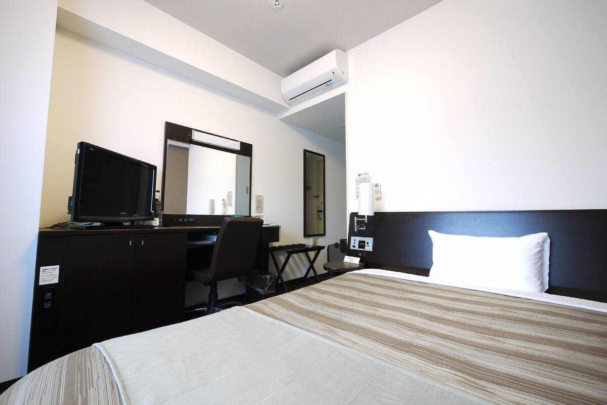 1 bedroom, desk, free wifi, bed sheets