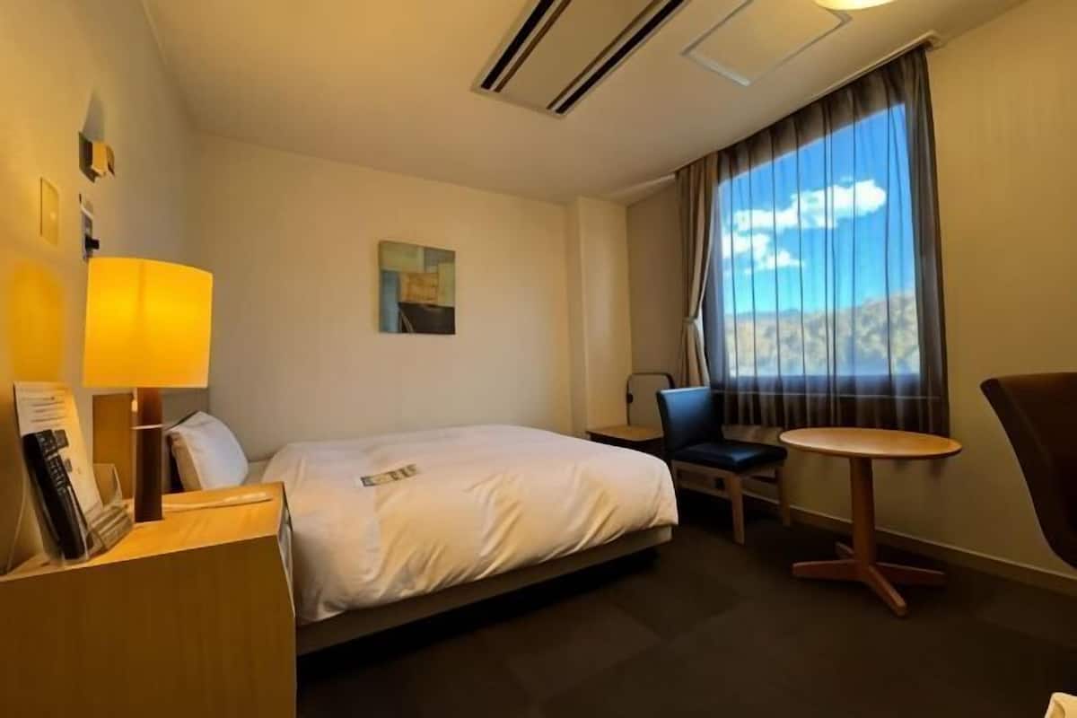 Desk, free wired internet, bed sheets