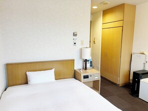 Desk, free wired Internet, bed sheets - Hotel Route-Inn Seibu Chichibu Ekimae (Chichibu)